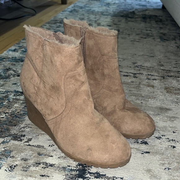 Old Navy Suede Wedge Bootie Fur Trim Taupe s.z 8.5 - Picture 2 of 6